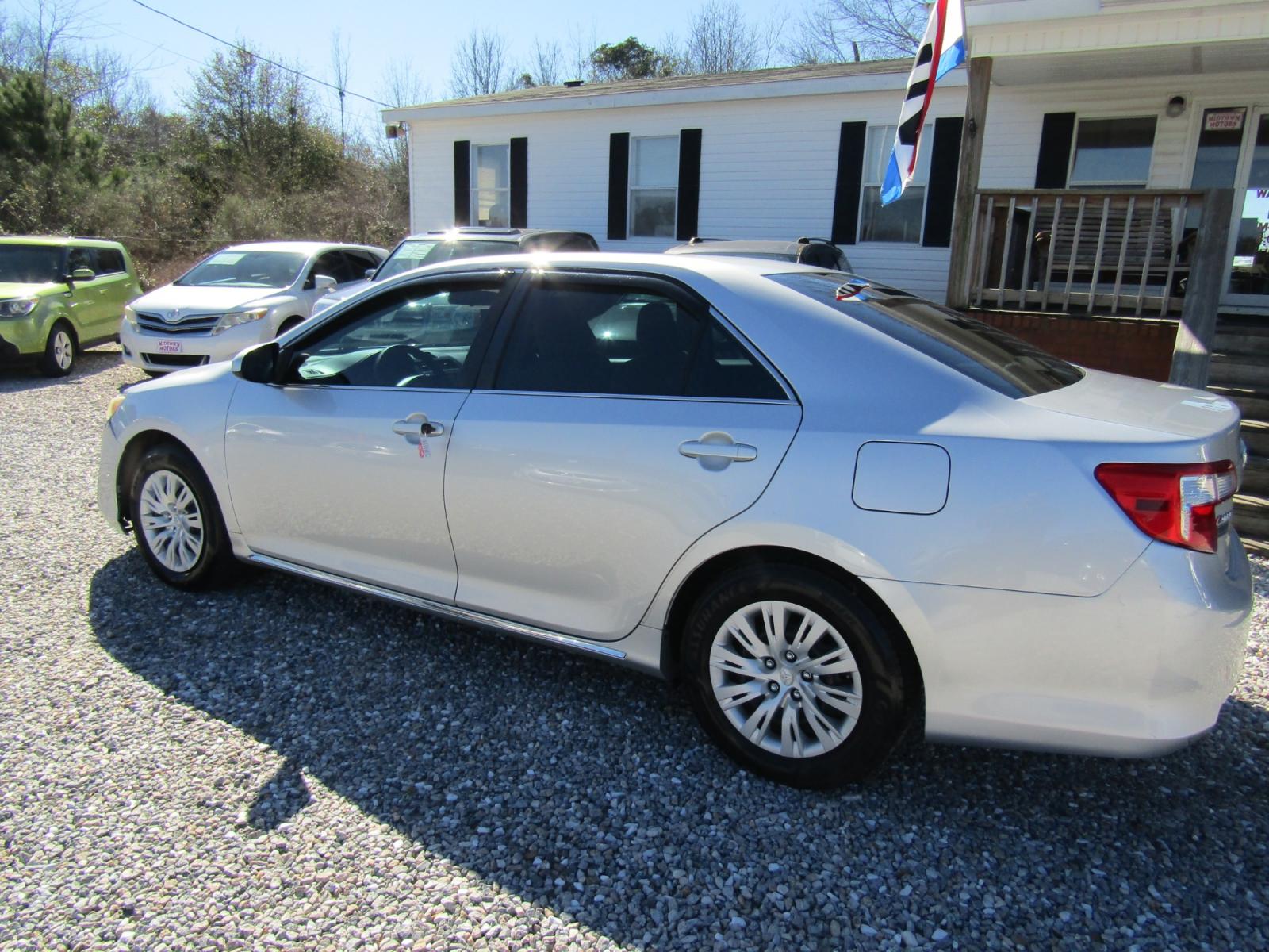 2014 Silver /Gray Toyota Camry LE (4T4BF1FK9ER) , Automatic transmission, located at 15016 S Hwy 231, Midland City, AL, 36350, (334) 983-3001, 31.306210, -85.495277 - Photo #5